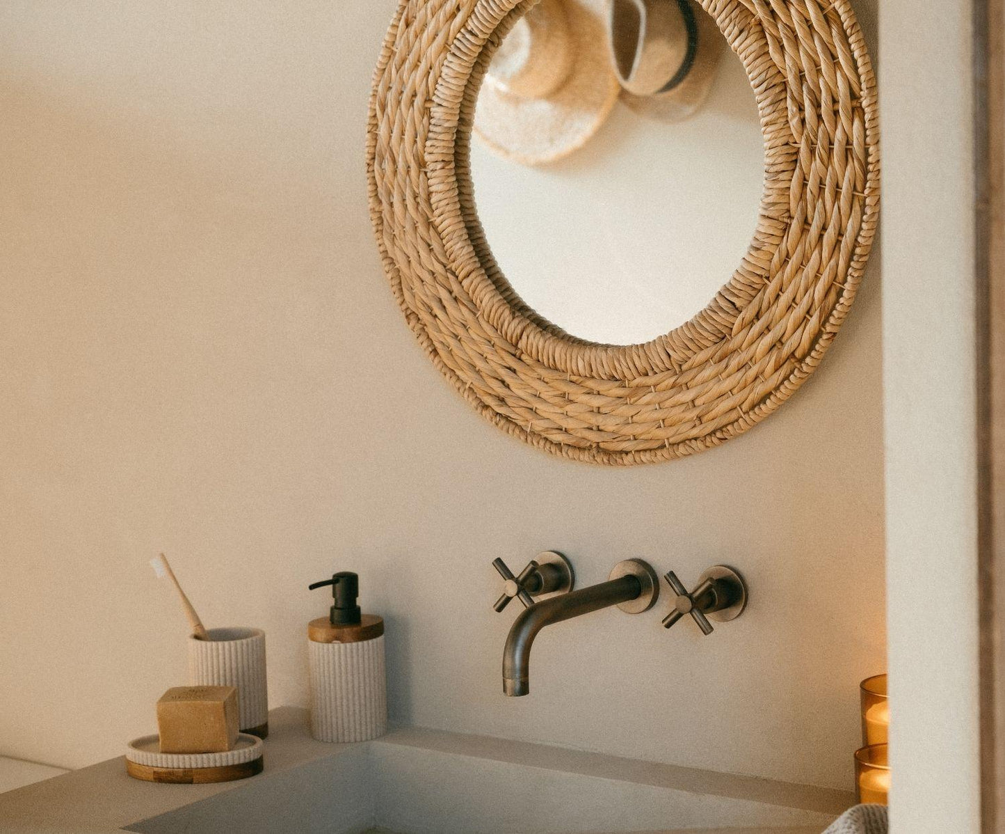 Dispensador de baño Beige Poliresina y Madera de Acacia Ø8×18 cm Andrea House