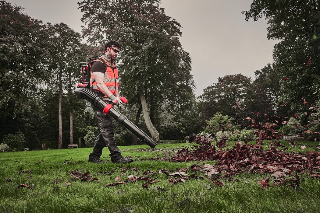 M18 Fuel Backpack Blower + 2bat + Milwaukee M18 Multiport Charger F2BPB-124