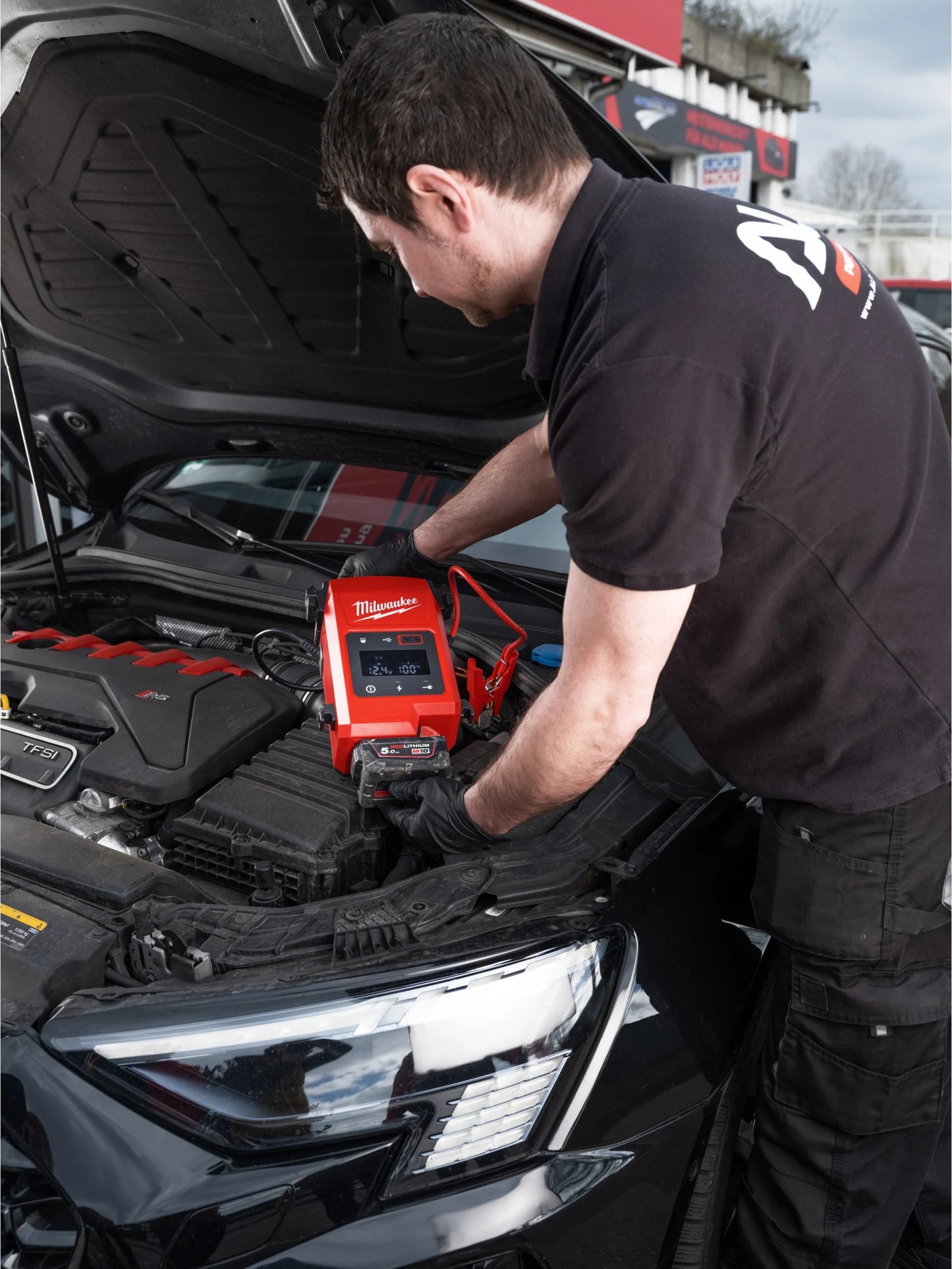 Milwaukee M18 2000A Vehicle Jump Starter